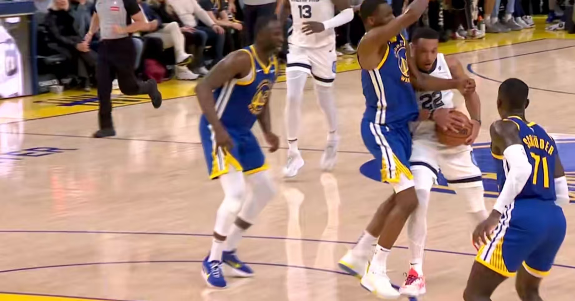 开云电竞-库里焦点对战，德布劳内与60激战公牛分钟，败北胜负难料！观众掌声雷动-开云电竞