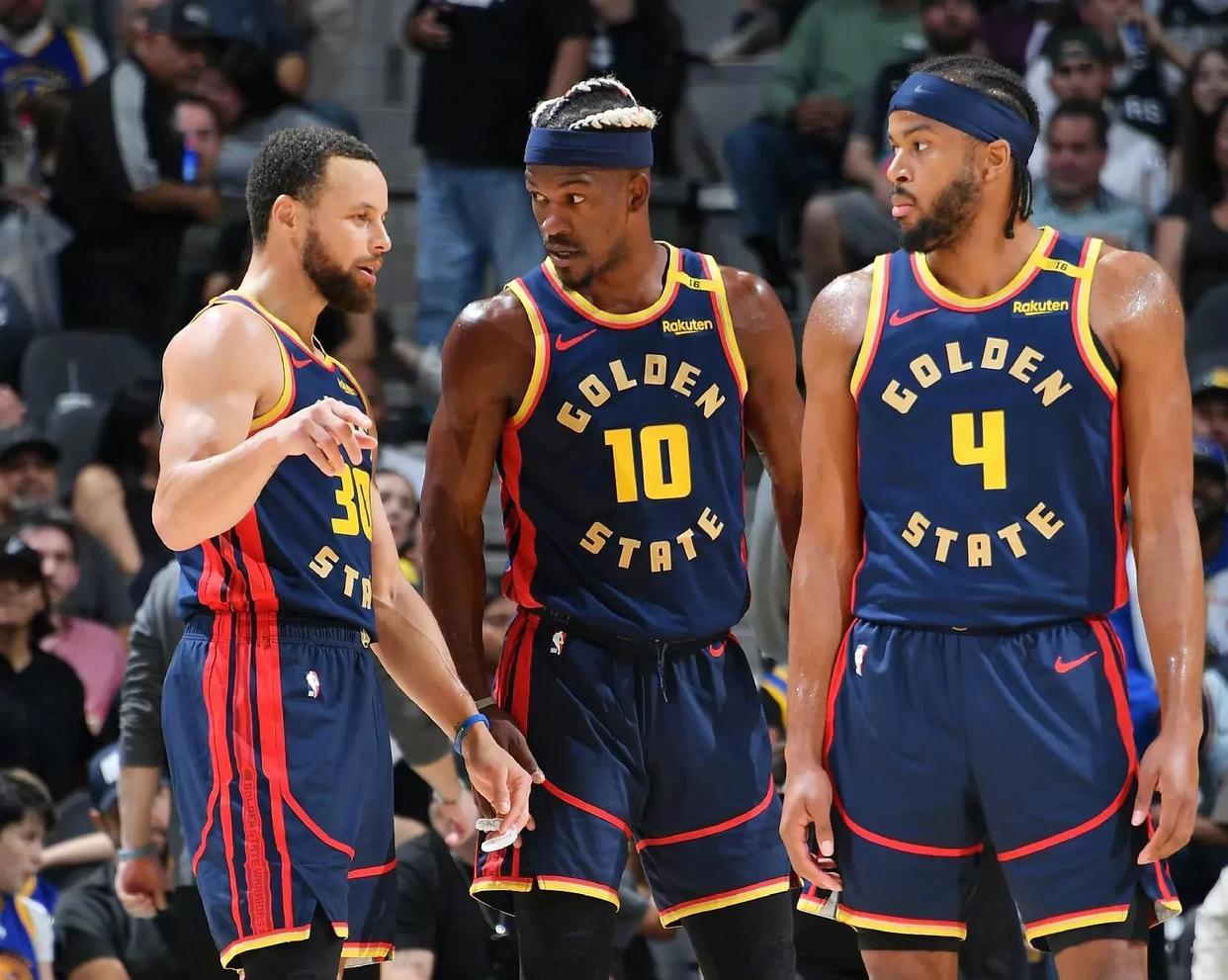 真人-快船不断突破！，阿扎伦卡连续五场比赛得分超过夺冠气势如虹延续-真人